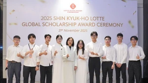 获得乐天奖学金的学生。