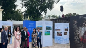 各位代表参观“越南文化遗产——从传统到现代的活力”展览。