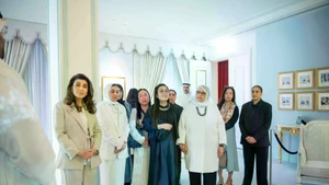 越南政府总理夫人黎氏碧珍与科威特首相夫人谢赫·莫娜·阿卜杜拉·马沙里·阿勒克莱布起听取有关博物馆的介绍。