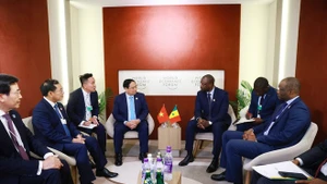 越南政府总理范明正会见塞内加尔总理奥斯曼·松科。（图片来源：越通社）