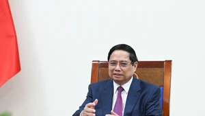 越南政府总理范明正与柬埔寨首相洪玛奈通电话。（陈海 摄）