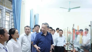 苏林总书记视察奠边省斯帕聘乡政治体系运作情况。