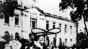 1945年8月19日，首都人民在大剧院广场举行集会后，占领了北部府——法国在越南北部傀儡政府总部。（图片来源：越通社）