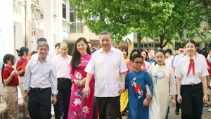 越共中央总书记苏林来到河内阮廷炤初中和社檀初中看望慰问教师和学生。