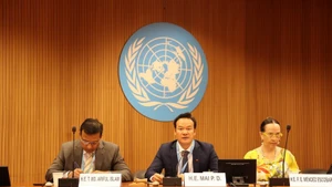 越南常驻联合国、世界贸易组织及日内瓦其他国际组织代表团团长梅潘勇大使（中）发表讲话。