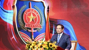 范明正总理在纪念典礼上发表讲话。