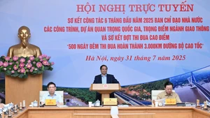 范明正总理主持会议。（陈海 摄）