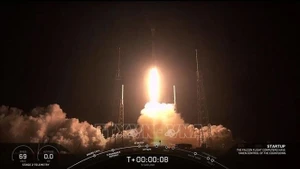 搭载60颗“星链”卫星的SpaceX“猎鹰9号”运载火箭从美国佛罗里达州卡纳维拉尔角太空军基地发射升空。（图片来源：越通社）