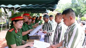 公安部富山四号监狱的狱警向2025年获得特赦（第二批）的人员颁发特赦证书。