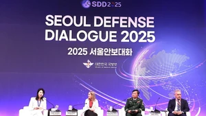 越南国防部副部长黄春战上将参加一场讨论会。（图片来源：越通社）