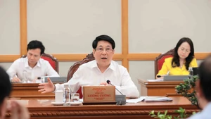 国家主席梁强与金瓯和兴安两省省委常委会召开工作会议。