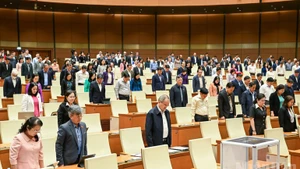 国会代表向风暴洪水灾害中遇难同胞默哀。