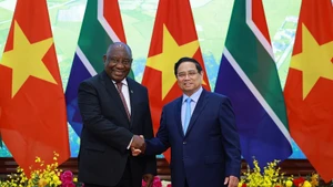 越南政府总理范明正会见南非总统马塔梅拉·西里尔·拉马福萨。