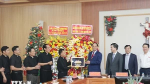 越南国会副主席陈光方造访芹苴教区。