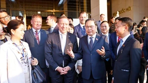 越南国会主席陈青敏会见欧盟—东盟商务理事会企业代表团。