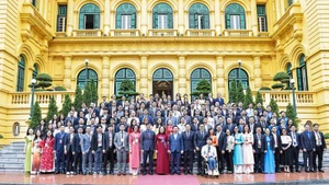 越南国家副主席武氏映春会见出席第六届全球越南青年知识分子论坛代表。