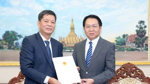 越南驻琅勃拉邦总领事武玉李（左）与老挝外交部副部长阿努帕布·翁诺克欧。