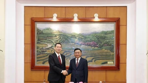 越共中央政治局委员、中央书记处常务书记陈锦秀在越共中央驻地会见日本共产党书记局代局长、主席团副主席Tanaka Yu。