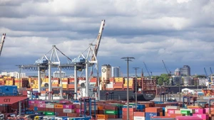 德国汉堡的货运港口。