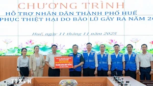 胡志明市领导代表捐赠200亿越盾，帮助顺化人民克服台风和洪水的影响。