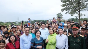 越南国家主席梁强走访慰问当地受洪水影响的民众。
