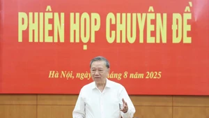 苏林总书记发表讲话。