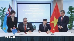双方签署签署了关于越南社会主义共和国与图瓦卢建立外交关系的联合公报。