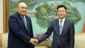 越南政府副总理黎成龙会见世界卫生组织西太平洋地区主任。