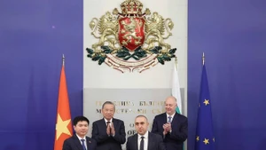 越共中央总书记苏林与保加利亚总理罗森·热利亚兹科夫见证越南富寿省与保加利亚佩尔尼克省签署友好合作备忘录。