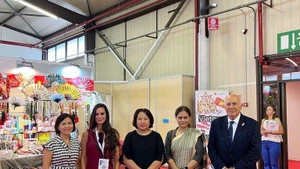 参观越南展位的外国代表。（图片来源：越南驻希腊大使馆）