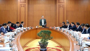 苏林总书记主持召开越共十四大各小组常务会议。