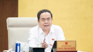 国会主席陈青敏发表讲话。