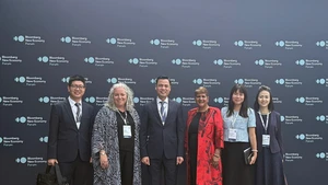 越南外交部副部长邓黄江一行与彭博媒体领导人合影。