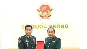 越南人民军副总参谋长冯士晋上将会见柬埔寨防止化学武器机构秘书长纳拉大将。