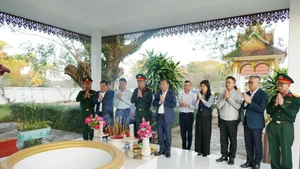 越南驻老大使馆代表在老越战斗联盟遗迹区上香。