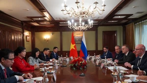 越共中央总书记夫人吴芳璃与俄罗斯副总理德米特里·尼古拉耶维奇·切尔内申科进行工作座谈。