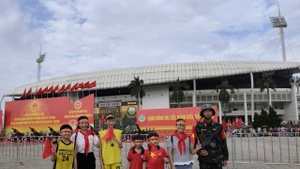 数万民众通宵未眠等待观庆祝国庆80周年阅兵与游行总彩排【组图】