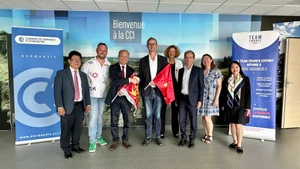 越南驻法国大使馆工作代表团与诺曼底企业代表合影。