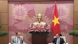 越南国会副主席阮克定会见法国参议员、法越友好议员小组主席、法国参议院欧洲事务委员会副主席阿兰·卡德克。