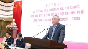 越南政府常务副总理阮和平发表讲话。