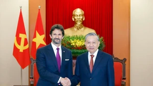 越共中央总书记苏林会见斯洛伐克副总理兼国防部长罗贝尔特·卡利尼亚克。