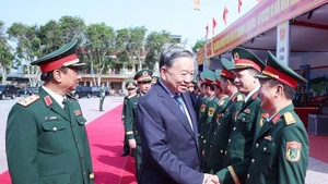 苏林总书记与各位代表。