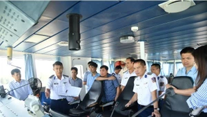 检查代表团参观第四区海警司令部9003号海警船。