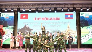 越老志愿军宁平省678号兵团退伍军人委员会在宁平省华闾坊举行纪念活动，庆祝赴老挝执行国际任务45周年（1980年8月—2025年8月）。