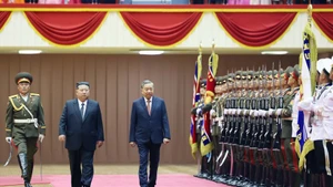 当地时间10月9日上午，朝鲜在平壤体育馆隆重举行仪式，欢迎越共中央总书记苏林率领越南高级代表团对朝鲜进行国事访问。（图片来源：越通社）