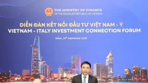 越南财政部长阮文胜在论坛上发表讲话。
