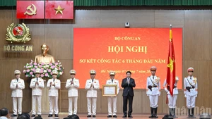 越南国家主席梁强向公安部授予三级劳动勋章。（水原 摄）