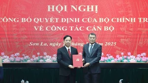 黎明兴同志向黄文严同志颁发任命决定书。