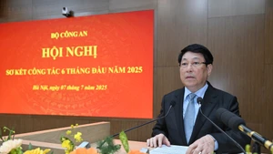 国家主席梁强在会上发表指导性讲话。