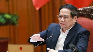 越共中央政治局委员、政府党委书记、政府总理范明正发表讲话。